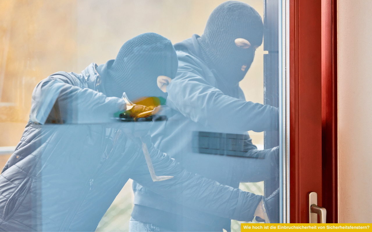 Zwei Personen mit Sturmhauben und Brecheisen versuchen, ein Fenster aufzuhebeln. Die Aufnahme erfolgt durch die Fensterscheibe hindurch und zeigt deutlich, wie wichtig einbruchhemmende Fensterbeschläge und Sicherheitsglas sein können.