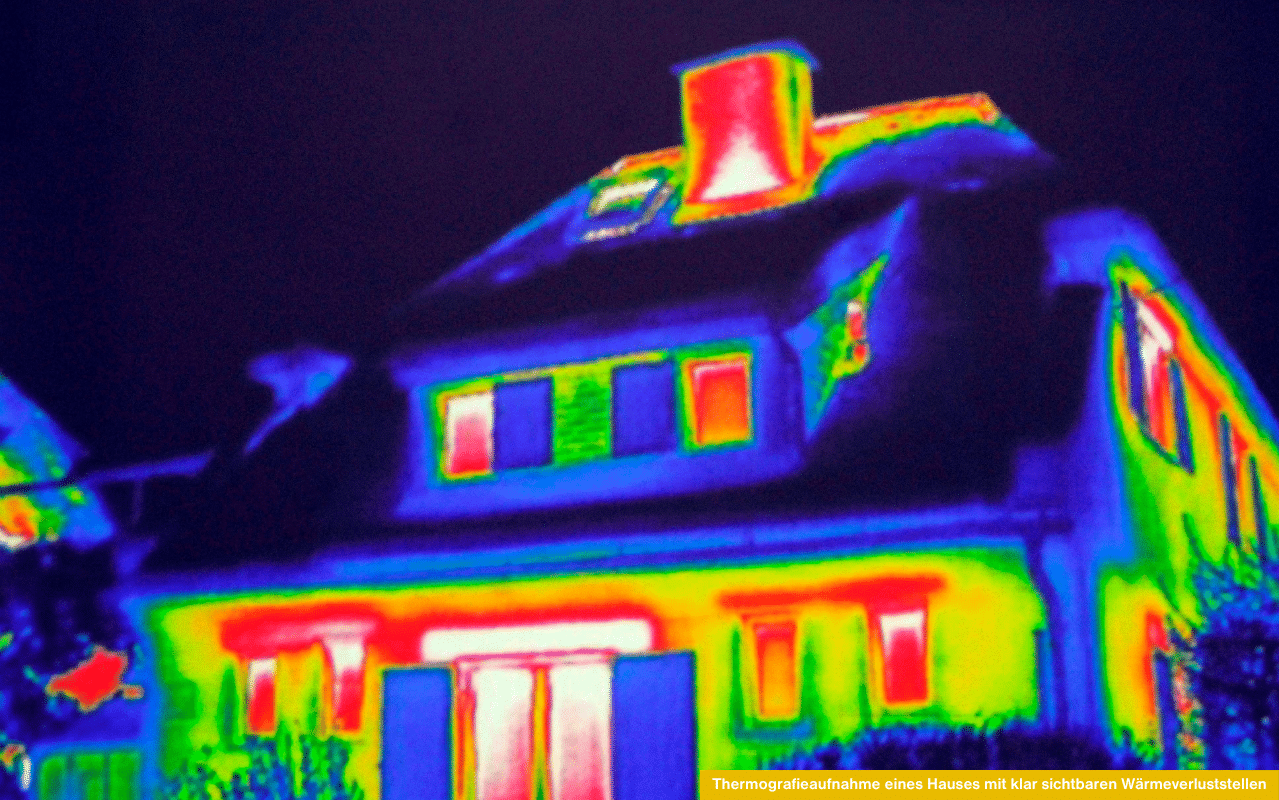 Wie kann ich den Wärmeverlust durch Fenster messen zeigt Thermografieaufnahme eines Hauses mit klar sichtbaren Wärmeverluststellen