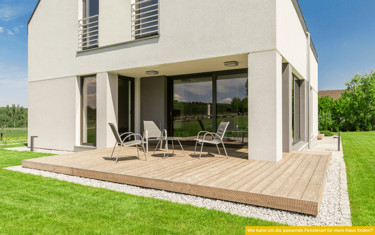 Wie kann ich die passende Fensterart für mein Haus finden? Modernes Haus mit großen Glasfronten und Terrasse.