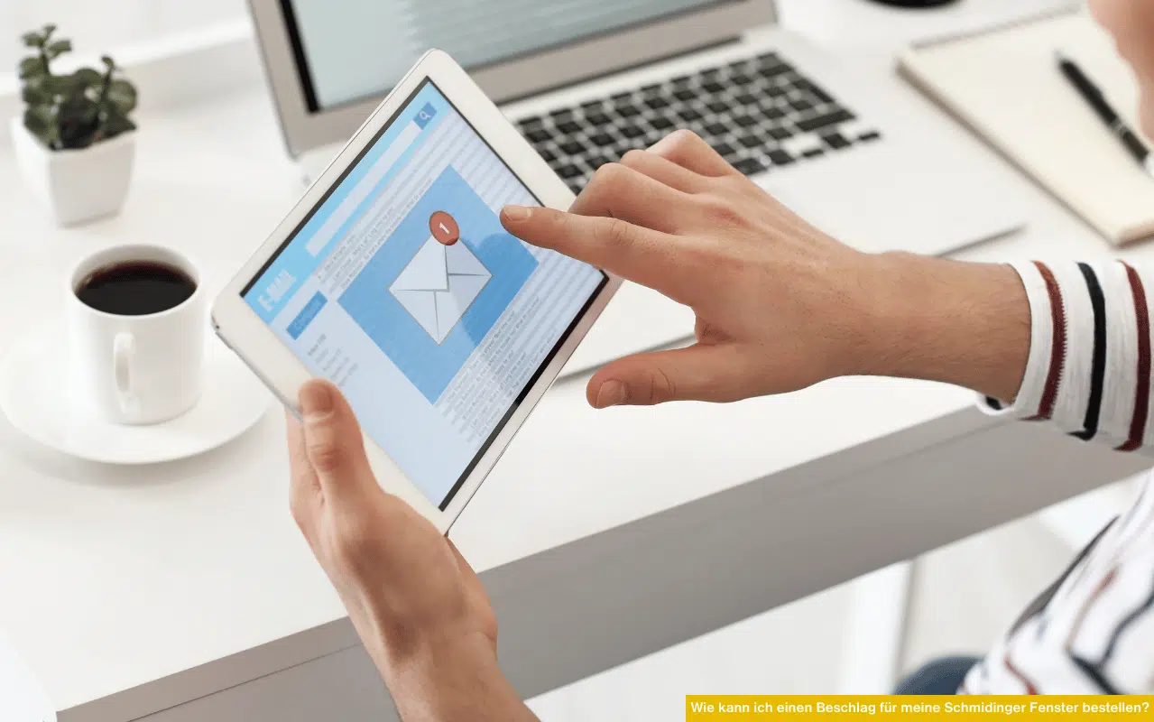 Wie kann ich einen Beschlag für meine Schmidinger Fenster bestellen Tablet mit E-Mail Symbol und Nachrichtenvorschau.