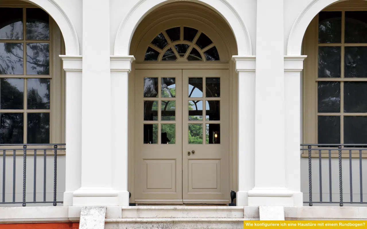 Wie konfiguriere ich eine Haustüre mit einem Rundbogen? Inspiration Rundbogenportal mit Sprossenfenster und Treppe vor der Eingangstür.