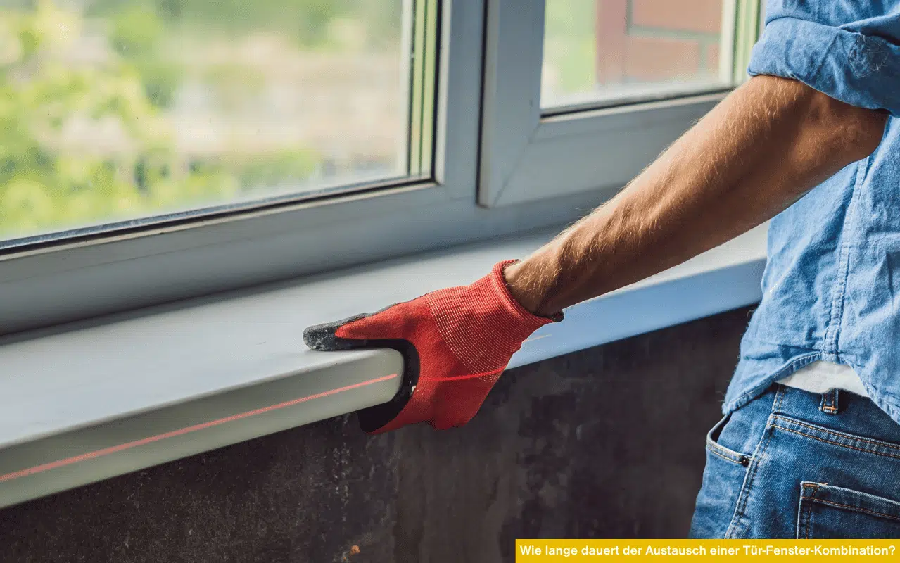 Wie lange dauert der Austausch einer Tür-Fenster-Kombination Handwerker richtet Fensterbank bei Renovierungsarbeiten im Innenbereich aus