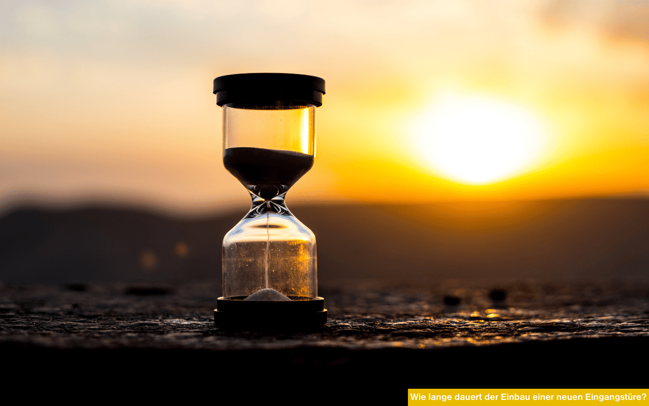 Wie lange dauert der Einbau einer neuen Eingangstüre Sanduhr im Sonnenuntergang als Symbol für benötigte Zeit beim Türeneinbau