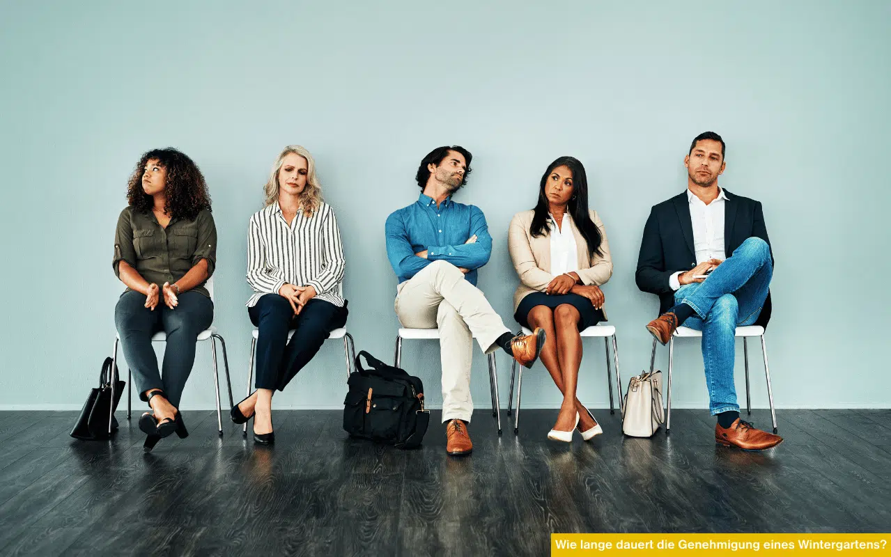 Wie lange dauert die Genehmigung eines Wintergartens zeigt wartende Personen auf Stühlen als Symbol für längere Bearbeitungszeit