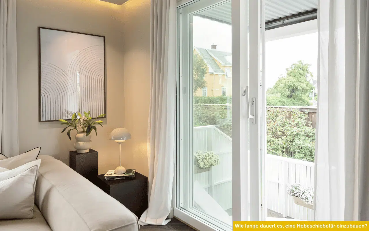 Wie lange dauert es eine Hebeschiebetür einzubauen helle Terrasse mit großer Schiebetür und Blick in den Garten