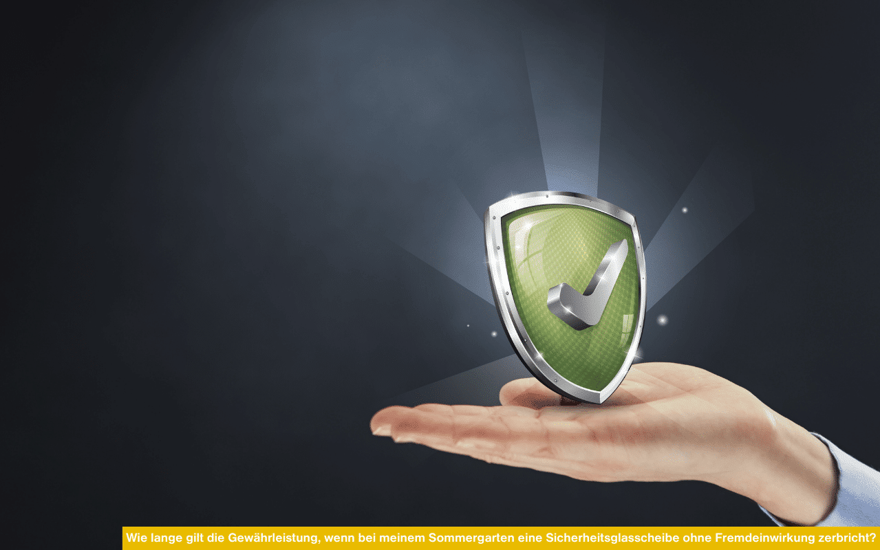 Das Bild zeigt eine Hand mit einem grünen Schutzschild als Symbol für Garantie und Sicherheit. Der Text erklärt, dass bei Sommergärten in Österreich eine gesetzliche Gewährleistung von drei Jahren für Glasbrüche gilt.