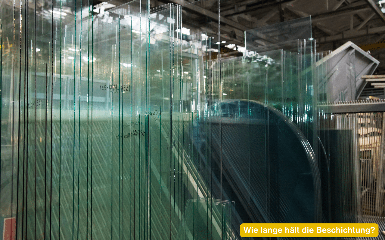 Wie lange hält die Beschichtung? Glasscheiben in einer Glasfabrik