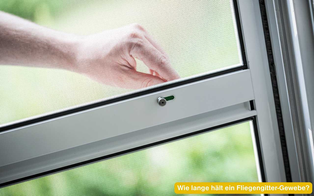 Wie lange hält ein Fliegengitter-Gewebe? Insektenschutzrahmen mit feinmaschigem Gewebe am Fenster
