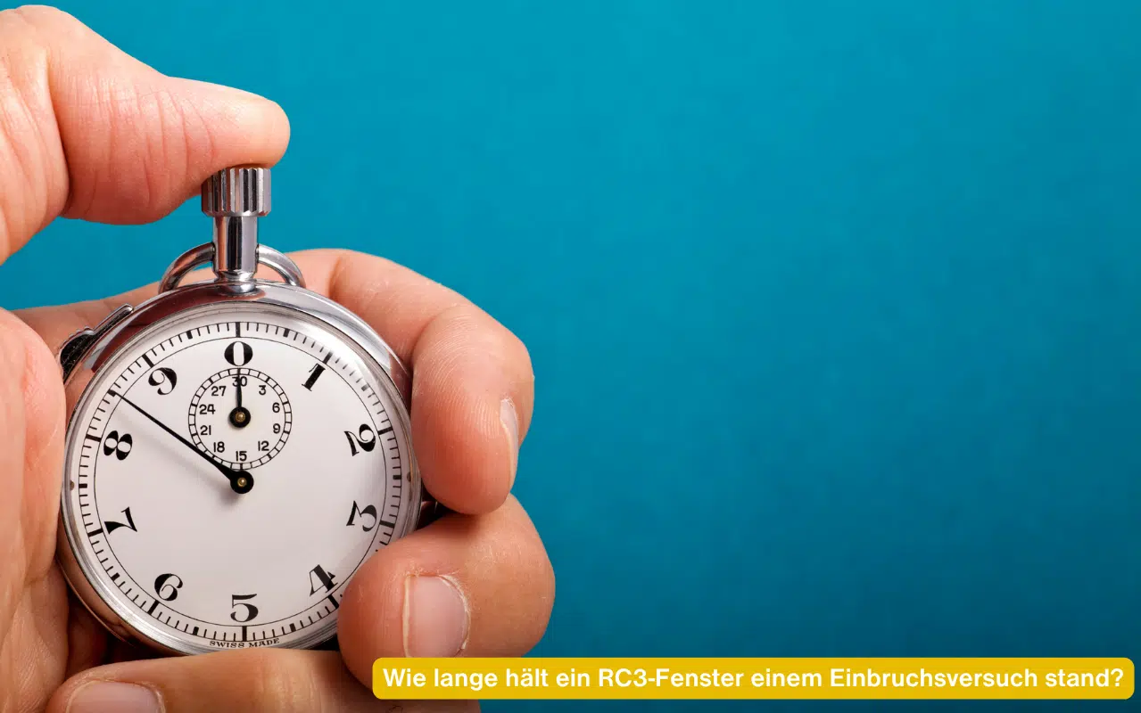 Wie lange hält ein RC3-Fenster einem Einbruchsversuch stand - Hand mit Stoppuhr als Symbol für die Prüfzeit nach EN 1628
