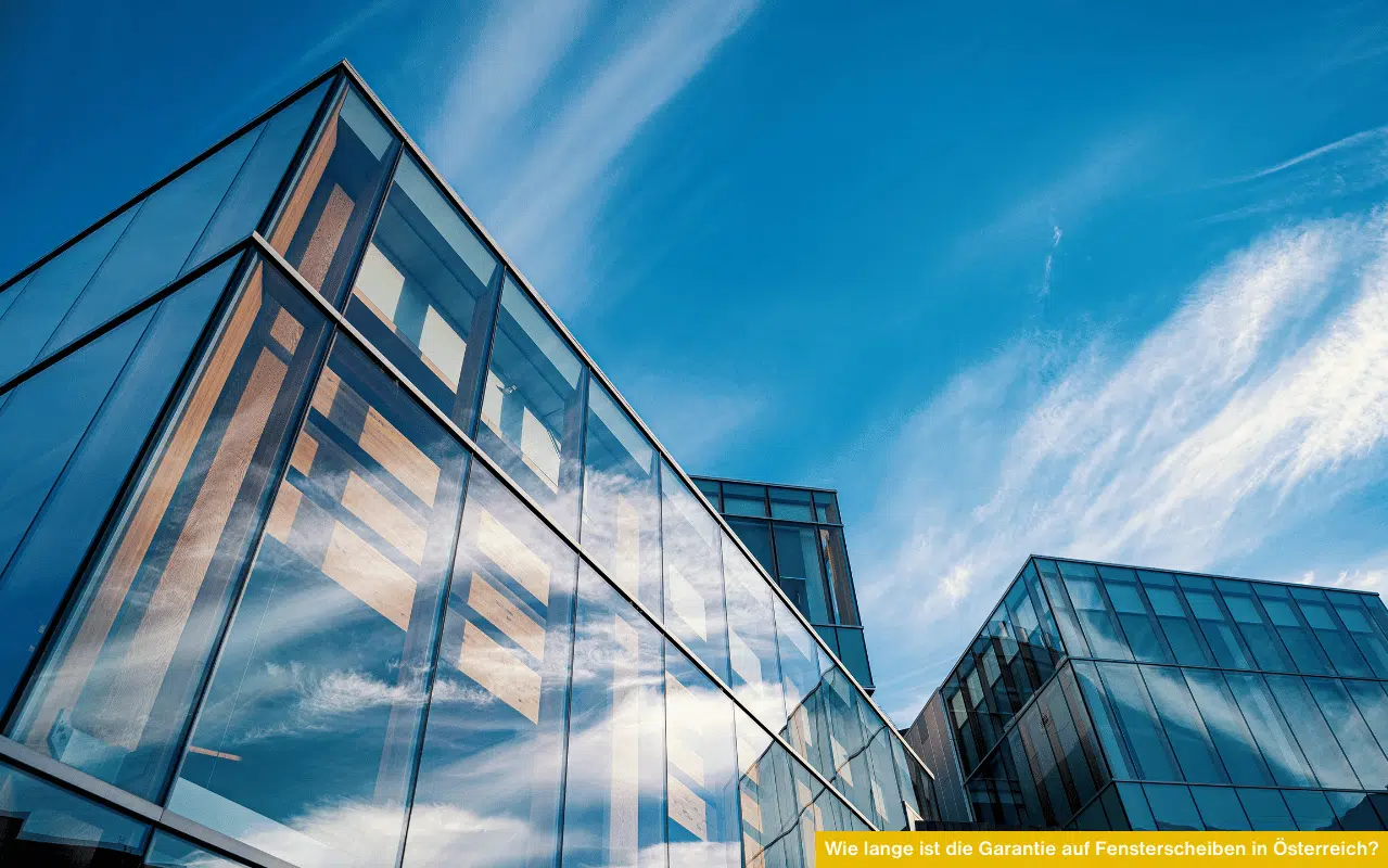 Wie lange ist die Garantie auf Fensterscheiben in Österreich? Bürogebäude mit großflächiger Verglasung