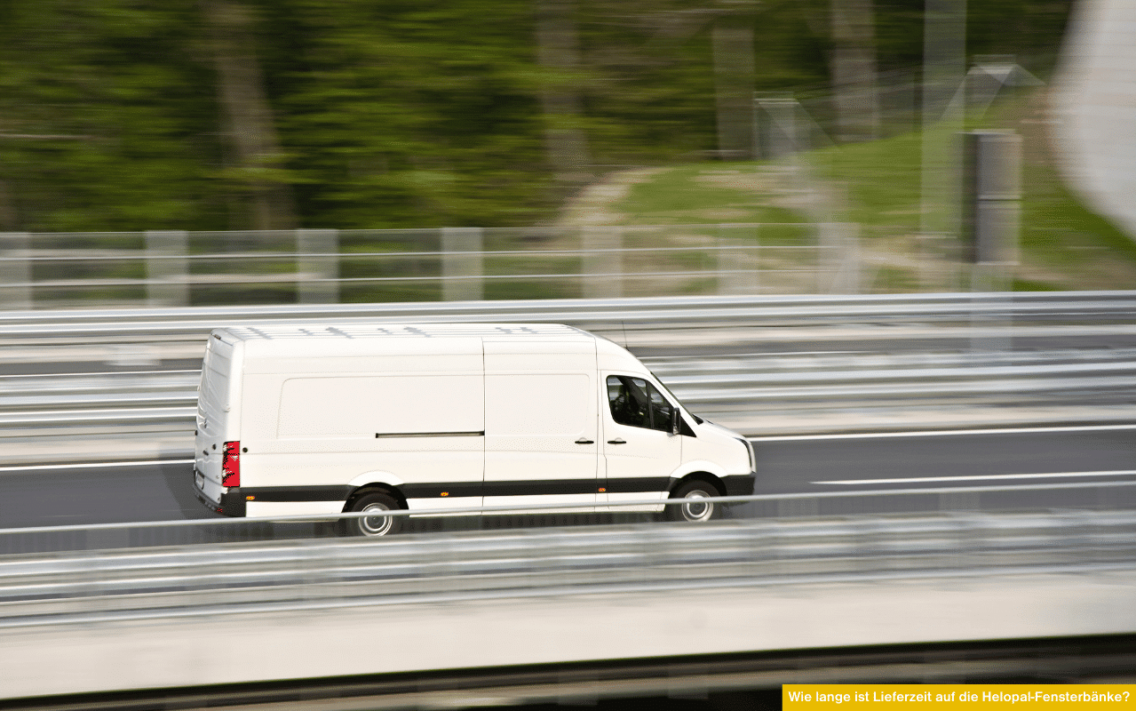 Wie lange ist Lieferzeit auf die Helopal-Fensterbänke? Weißer Lieferwagen fährt schnell auf Autobahn Symbol für kurze Lieferzeiten.