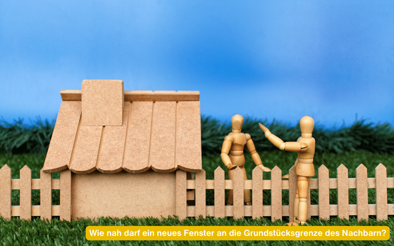 Wie nah darf ein neues Fenster an die Grundstücksgrenze des Nachbarn – Modellhaus mit Holzpuppen an einem Gartenzaun