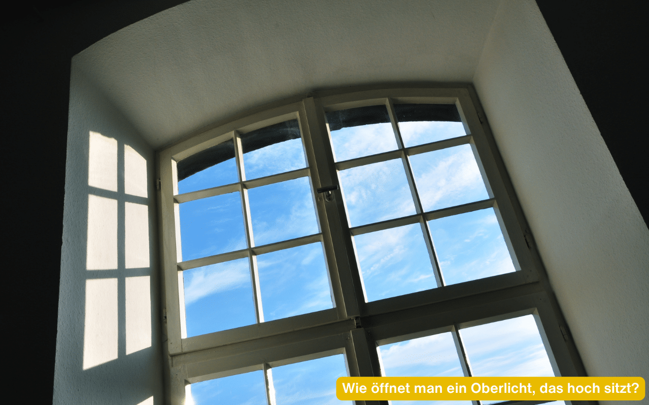 Wie öffnet man ein Oberlicht, das hoch sitzt? Hohes Bogenfenster mit Oberlicht und schwer erreichbarem Griff