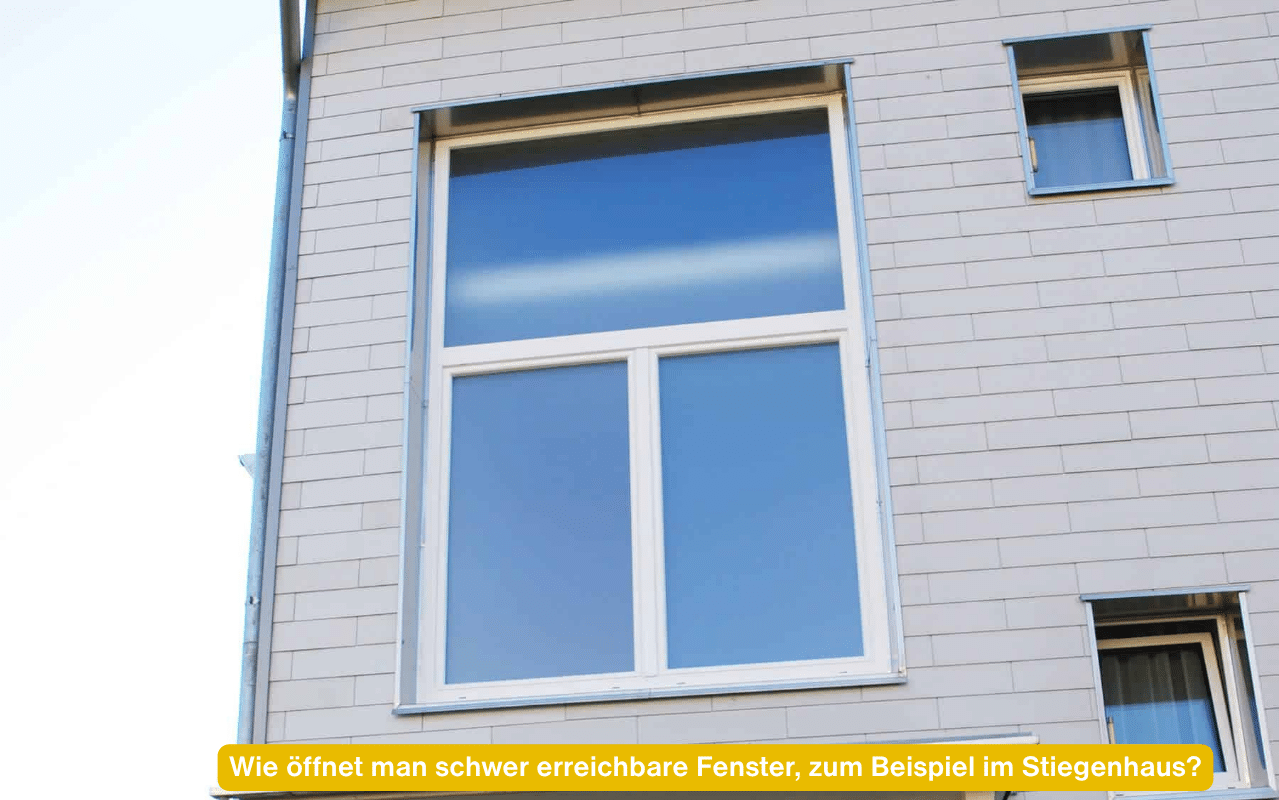 Wie öffnet man schwer erreichbare Fenster, zum Beispiel im Stiegenhaus? Hohes Stiegenhausfenster mit Oberlicht