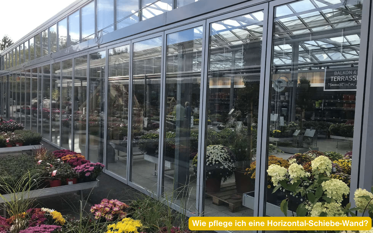 Wie pflege ich eine Horizontal-Schiebe-Wand? Horizontal-Schiebe-Wand aus Aluminium und Glas in einem Gartencenter in Leonding