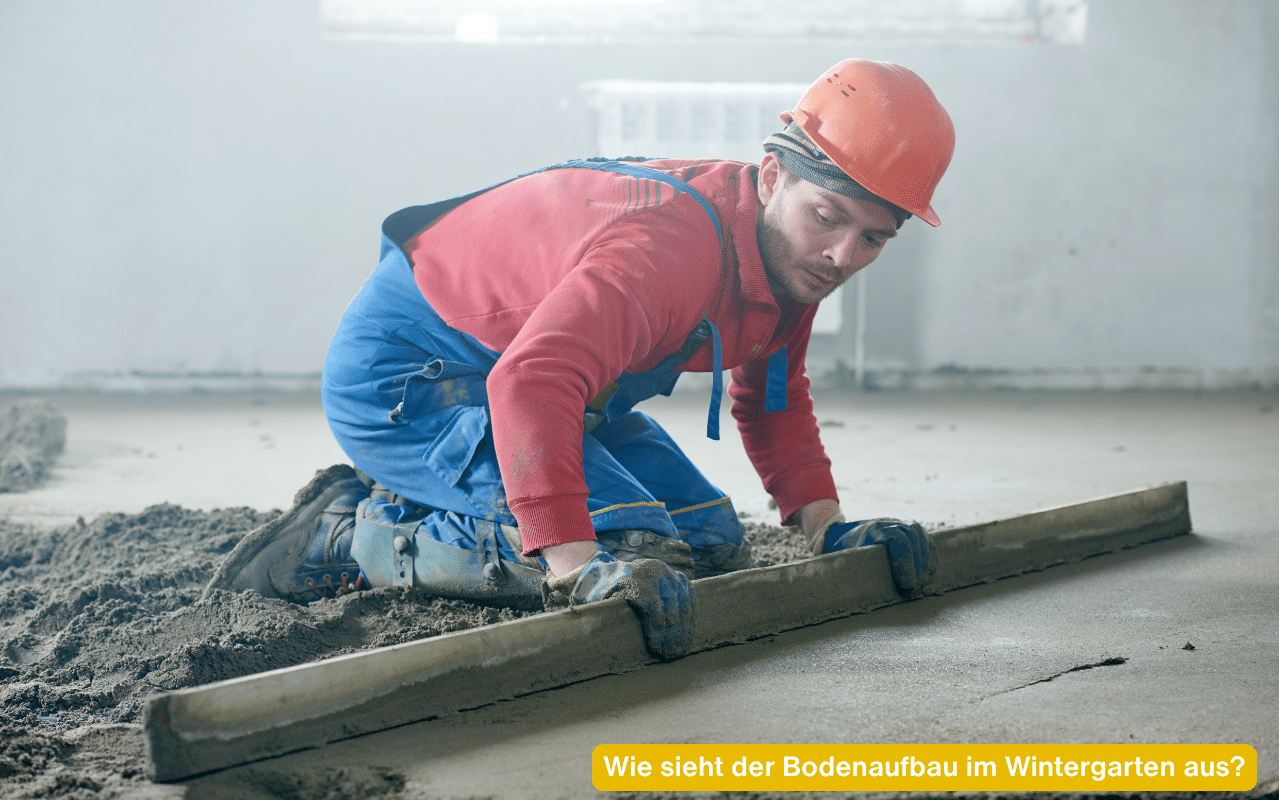 Wie sieht der Bodenaufbau im Wintergarten aus? Arbeiter zieht frischen Estrich mit der Richtlatte ab