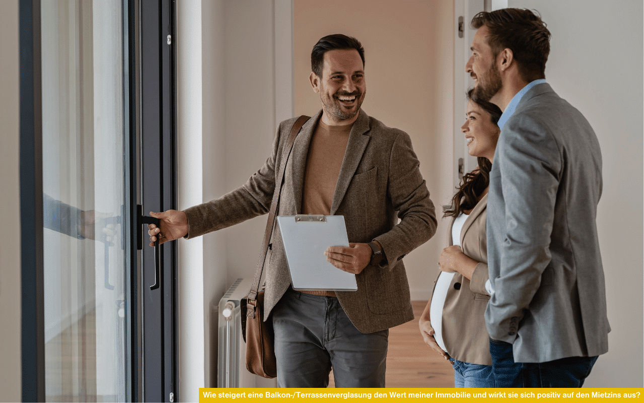 Wie steigert eine Balkon-/Terrassenverglasung den Wert meiner Immobilie und wirkt sie sich positiv auf den Mietzins aus zeigt Beratung mit Paar.