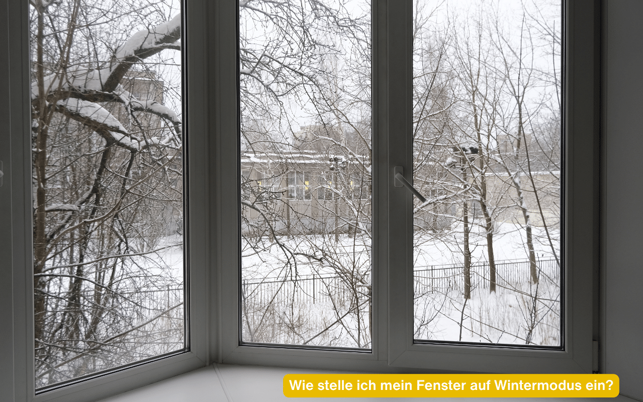 Wie stelle ich mein Fenster auf Wintermodus ein? Weiße Kunststofffenster mit Blick in eine verschneite Landschaft