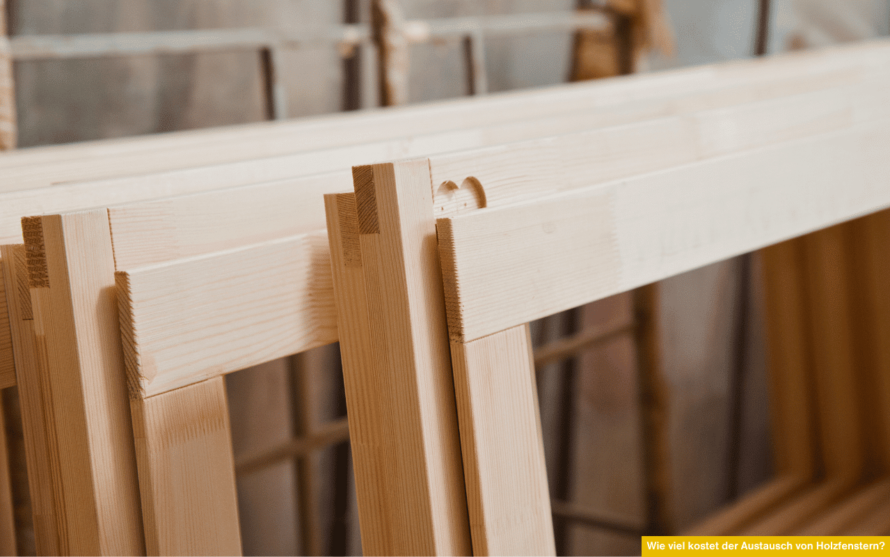 Wie viel kostet der Austausch von Holzfenstern? Bild zeigt neue, unbehandelte Holzrahmen in einer Werkstatt vor dem Einbau.