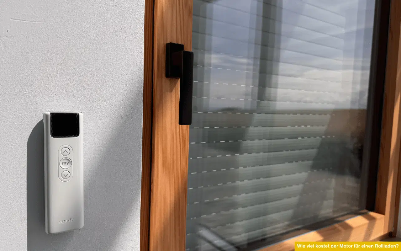 Wie viel kostet der Motor für einen Rollladen? Funkfernbedienung und geschlossenes Rollladenfenster mit Holzrahmen im Sonnenlicht.