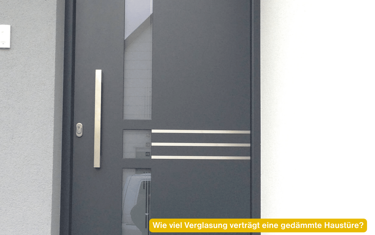 Wie viel Verglasung verträgt eine gedämmte Haustüre? Anthrazitfarbene Haustür mit schmalem Glasstreifen und Edelstahllisenen