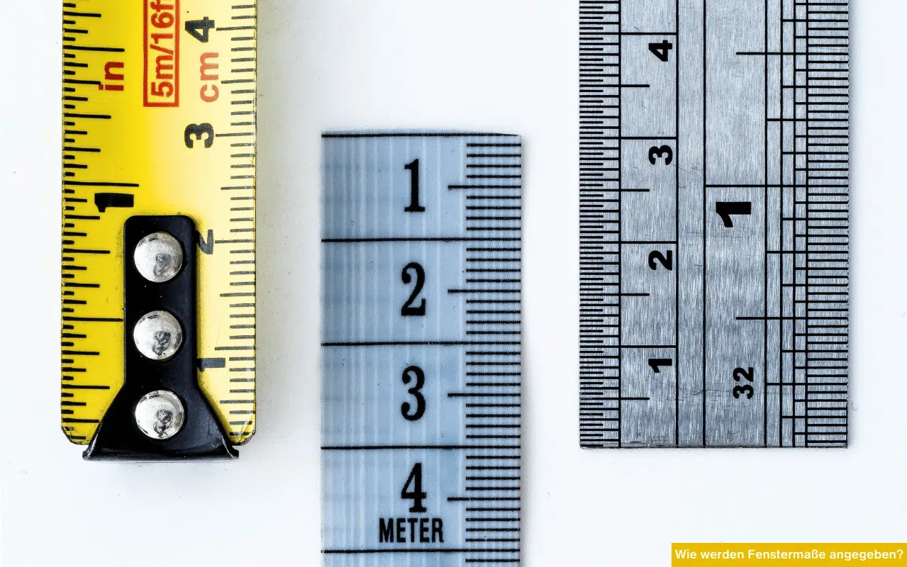 Wie werden Fenstermaße angegeben? Maßband und Lineal zeigen Breite und Höhe für korrektes Fenstermaß