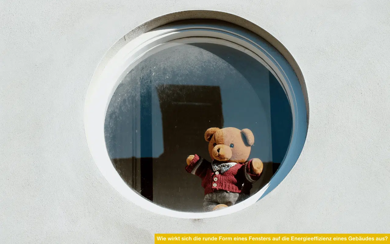 Wie wirkt sich die runde Form eines Fensters auf die Energieeffizienz eines Gebäudes aus? Rundes Fenster mit Wärmeschutzglas in Fassade