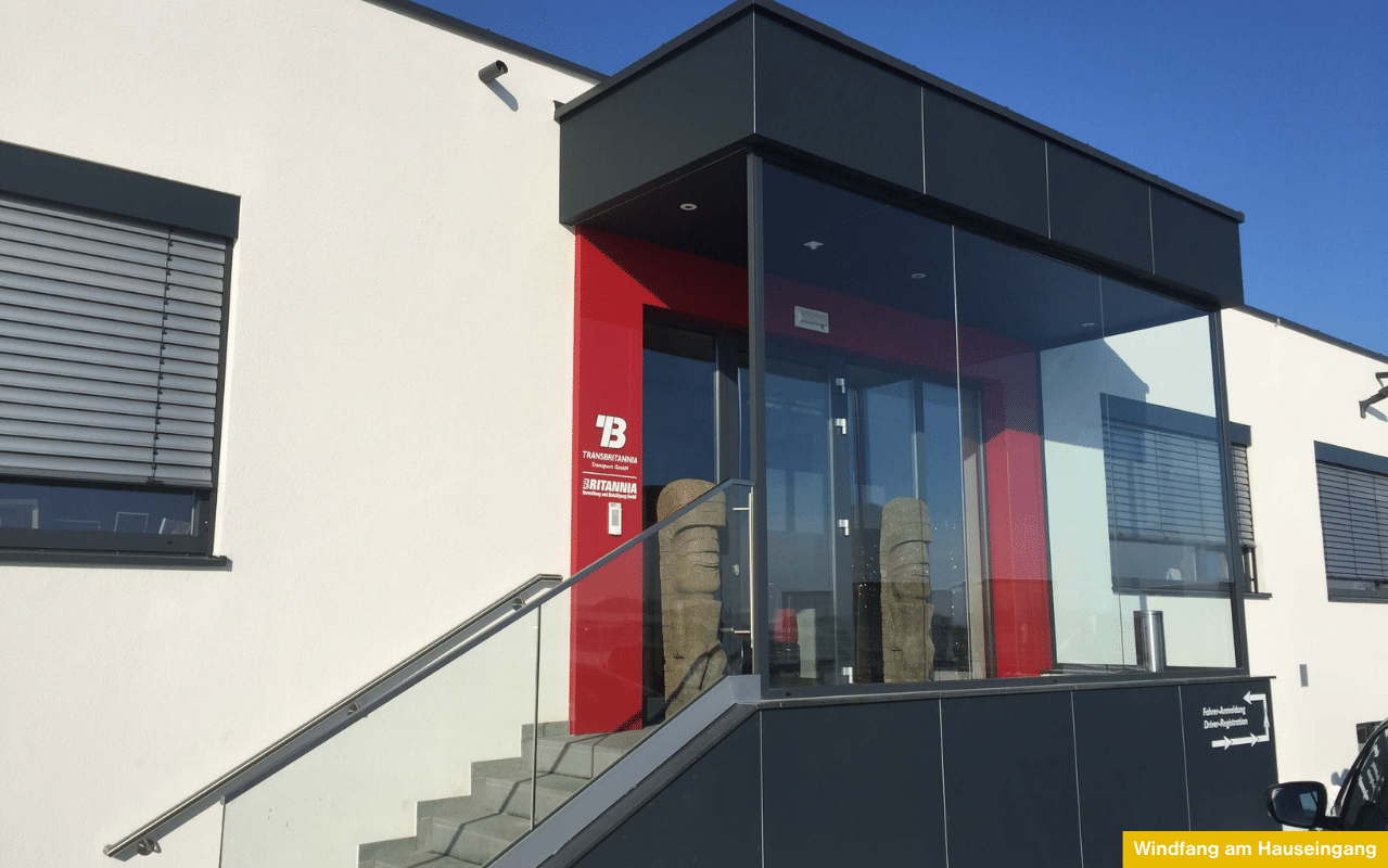 Windfang am Hauseingang aus Glas sorgt für geschützten Eingangsbereich und moderne Optik bei Einfamilienhaus oder Firmengebäude