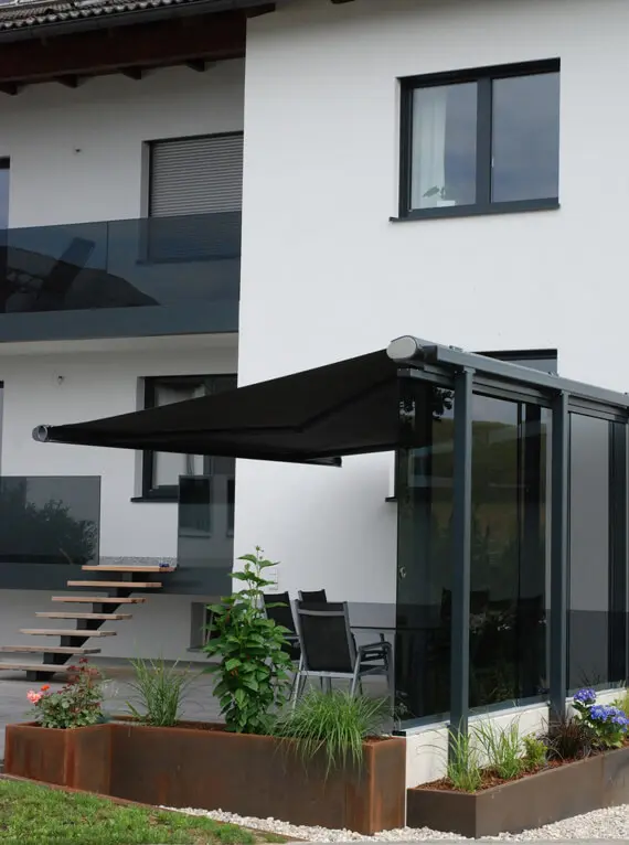 Windschutz Idee Terrasse Glas mit Beschattung