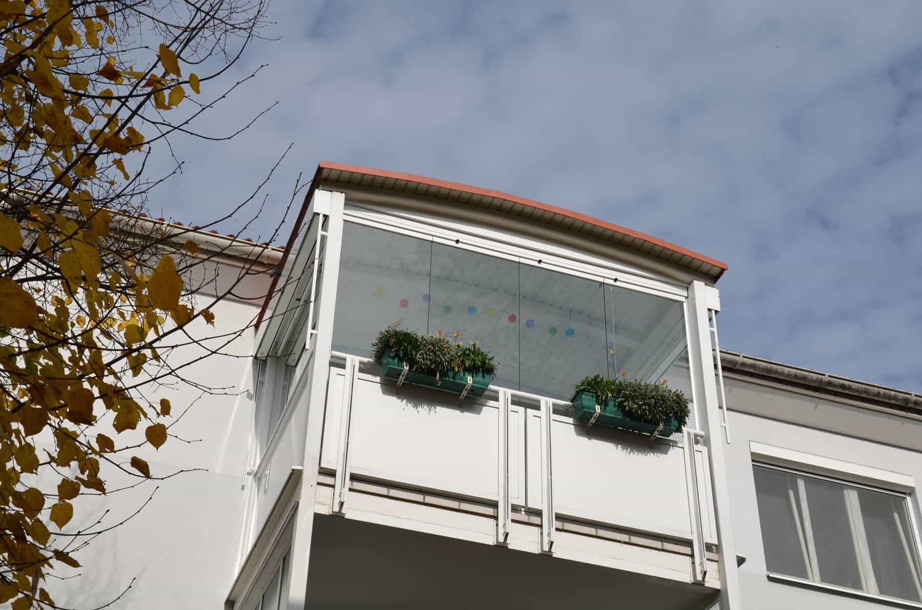 Windschutz mit Loggiaverbau