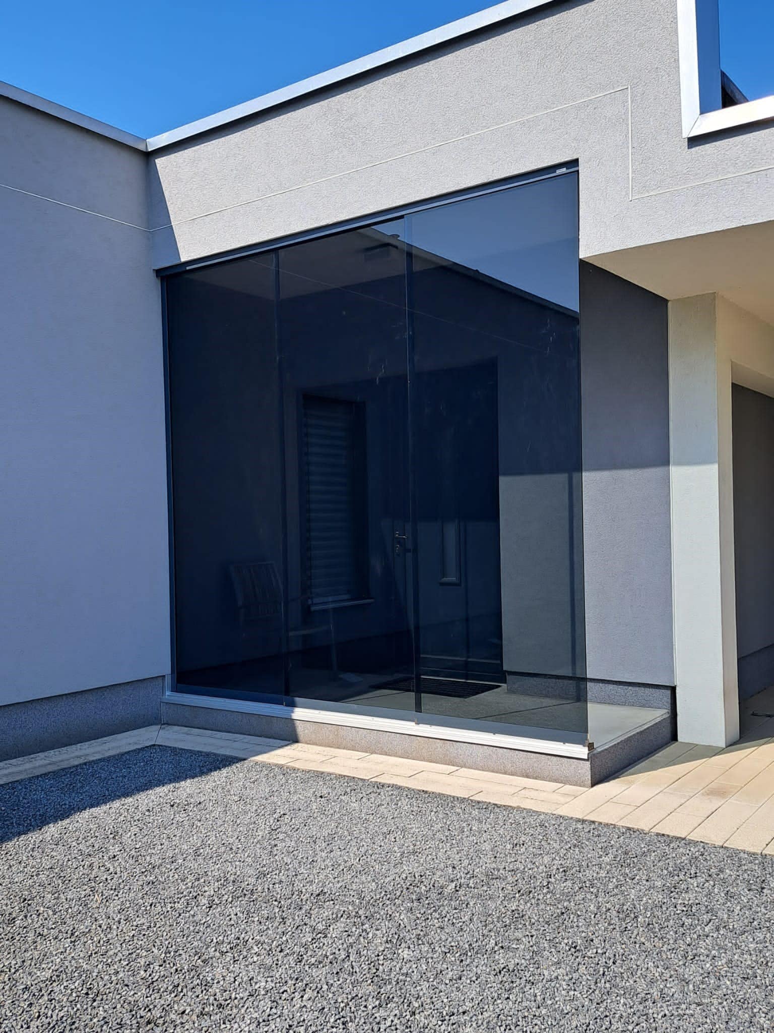 Windschutz mit Glasschiebetüren in Ernsthofen montiert