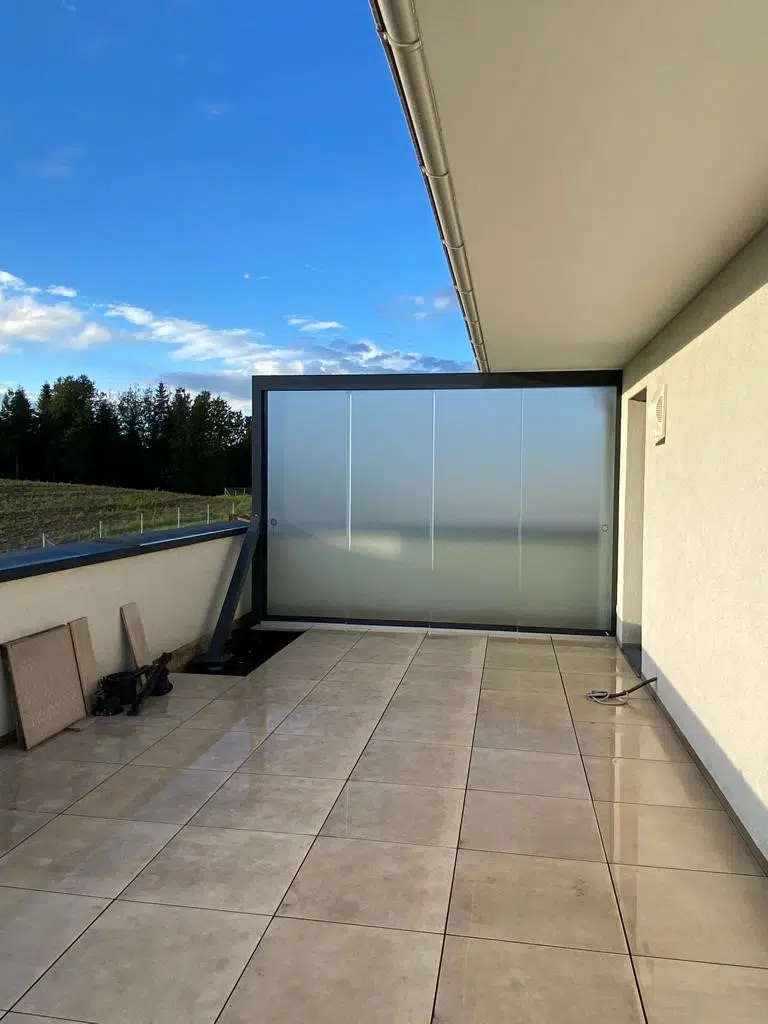 Windschutz und gleichzeitig Sichtschutz aus Glas schiebbar