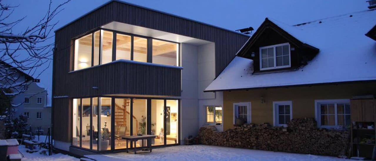 Ein lichtdurchfluteter Glaswintergarten steht für modernes Wohnen in Oberösterreich. Er zeigt, wie sich mit durchdachter Planung und Materialwahl Wintergärten Kosten effizient steuern und langfristig Wohnwert schaffen lassen.
