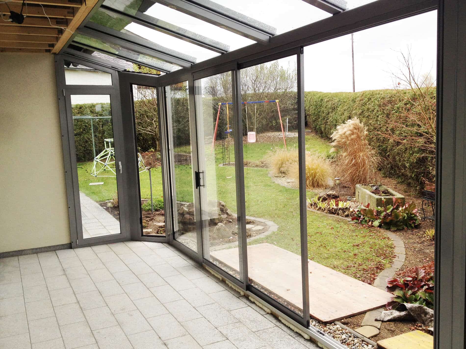Wintergarten als Windschutz für Terrasse