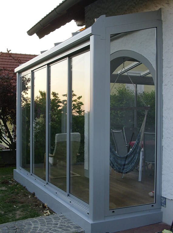 Wintergarten Aluminium mit grossen Glasflächen sorgt für langlebige Konstruktion und viel Tageslicht am Wohnhaus
