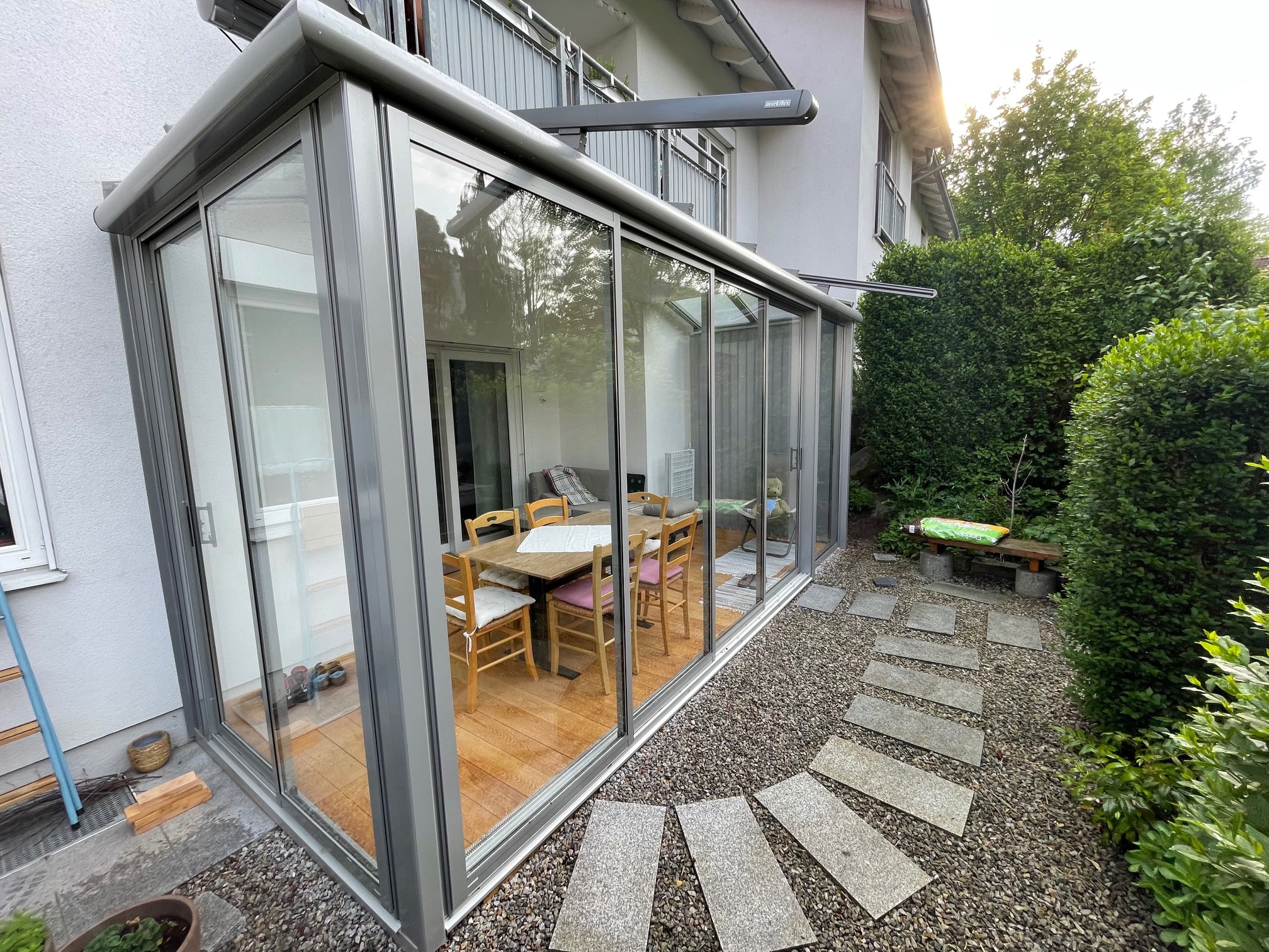 Wintergarten Aluminium in Grau mit Isolierglas und Schiebetüren in OÖ montiert