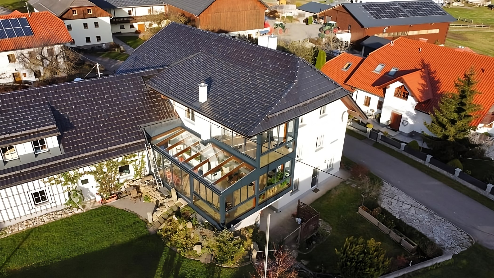 Wintergarten Anbau an Einfamilienhaus mit Schiebe-Elementen