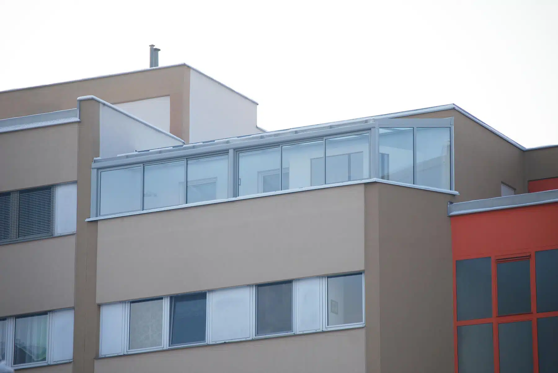 Wintergarten auf Dachterrasse in grau