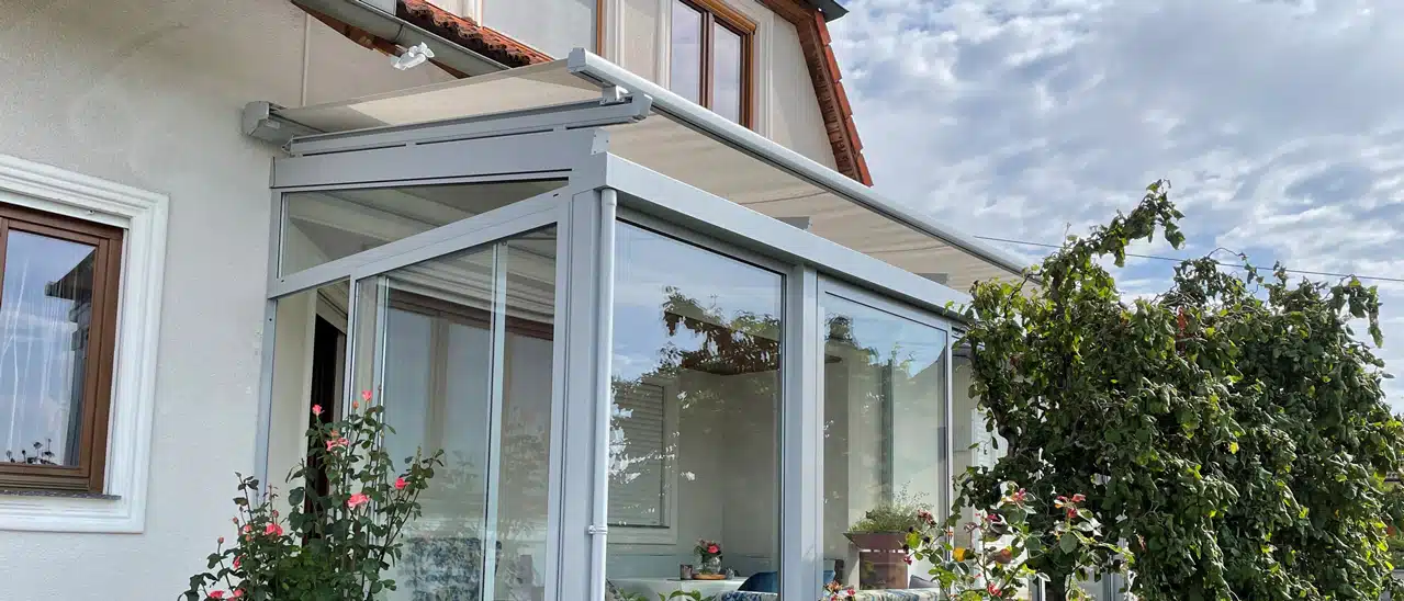 Aluminiumwintergarten mit Wintergartenmarkise zur Beschattung im südlichen und westlichen Bereich.