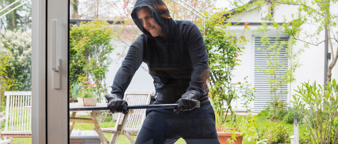 Sicherheit im Wintergarten ist ein Muss. Oft versteckt und nicht einsehbar, sind sie ein leichtes Ziel für Einbrecher. Schützen Sie sich mit robusten Beschlägen und modernen Sicherheitssystemen.