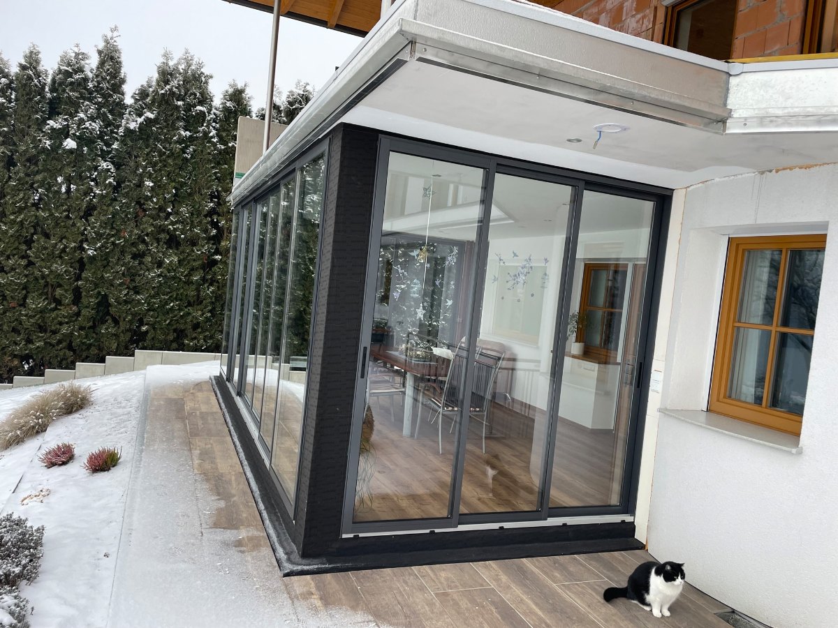 Wintergarten in DB 703 Dunkelgrau mit Schiebesystemen