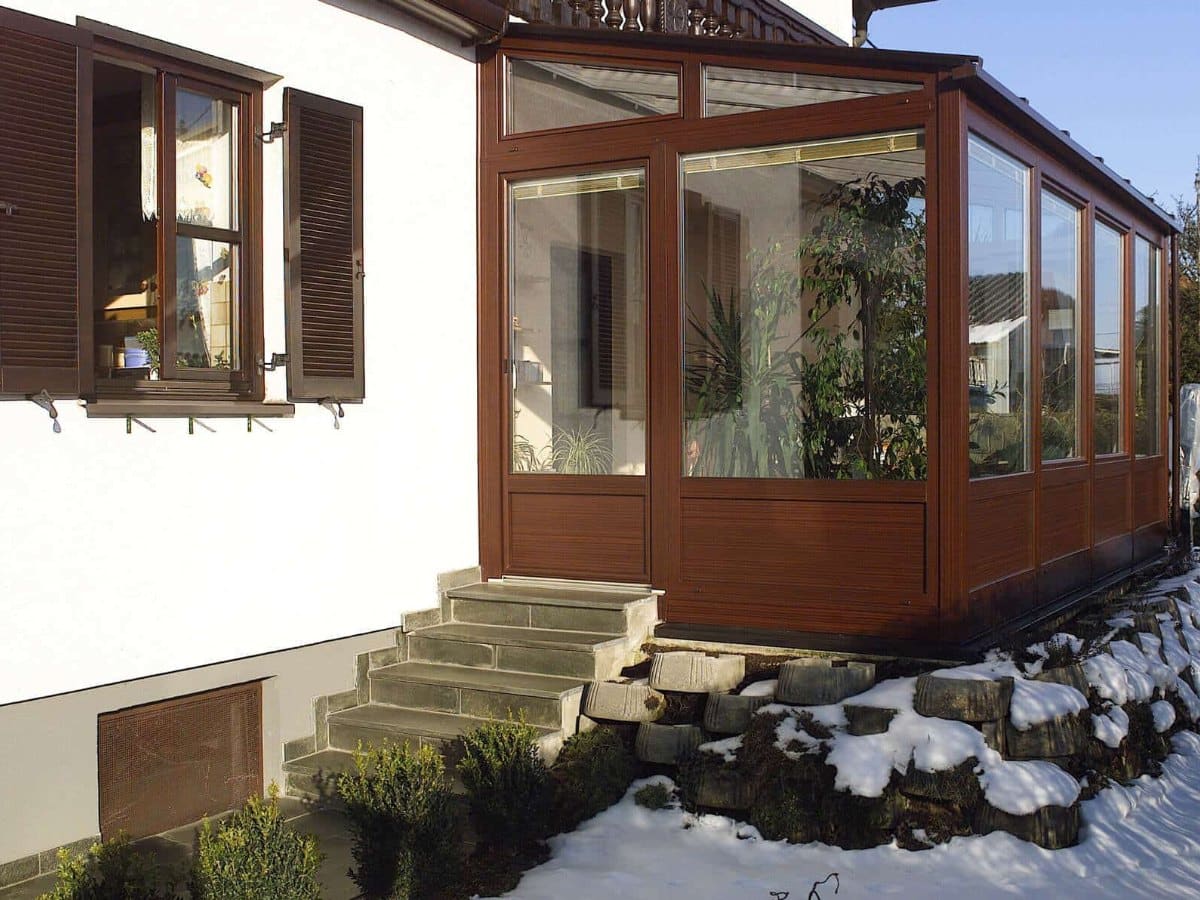 Wintergarten in Dunkelbraun an einem Einfamilienhaus