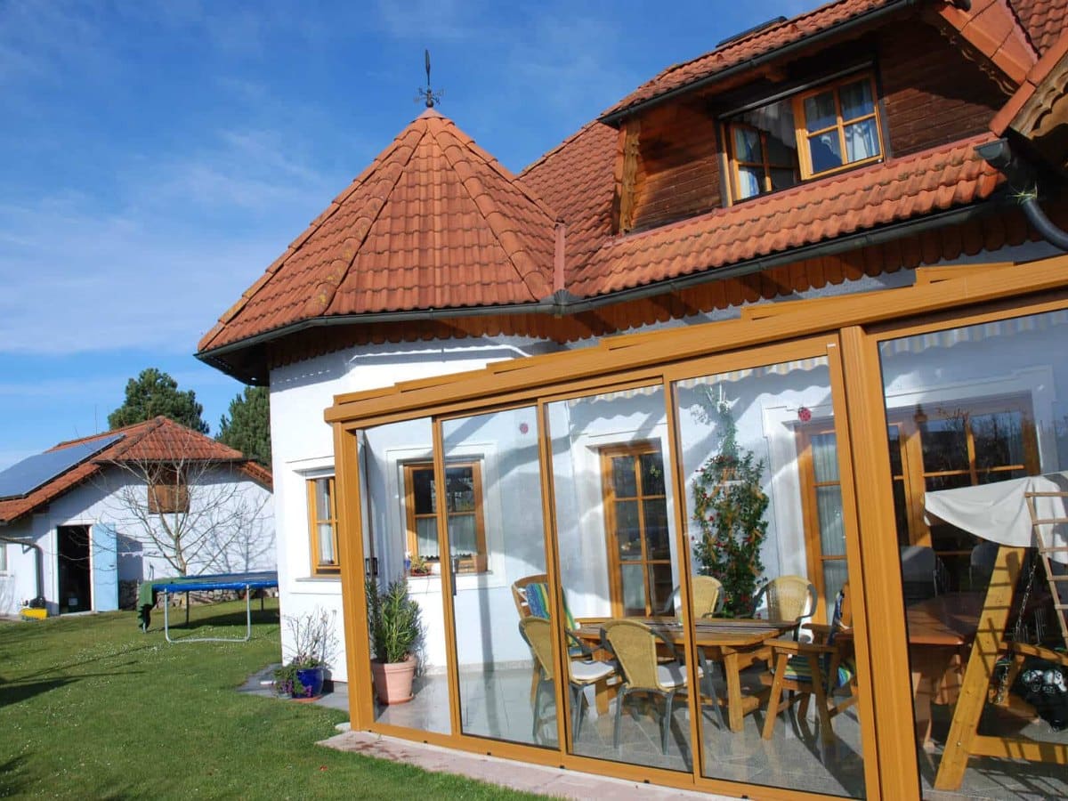Wintergarten in Ockerbraun mit Schiebetüren