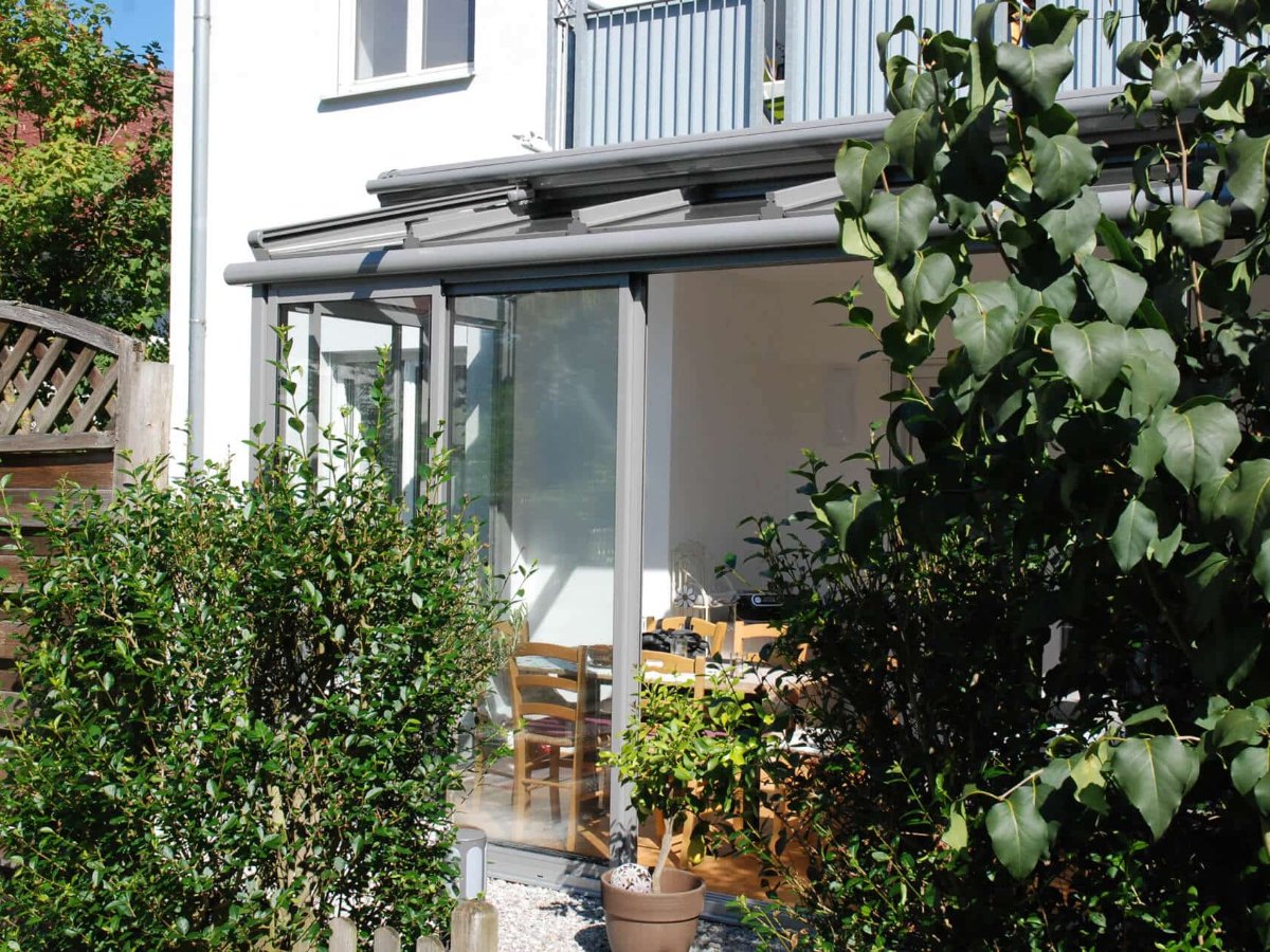 Sommergarten in Weißaluminium RAL 9006 mit Schiebewänden