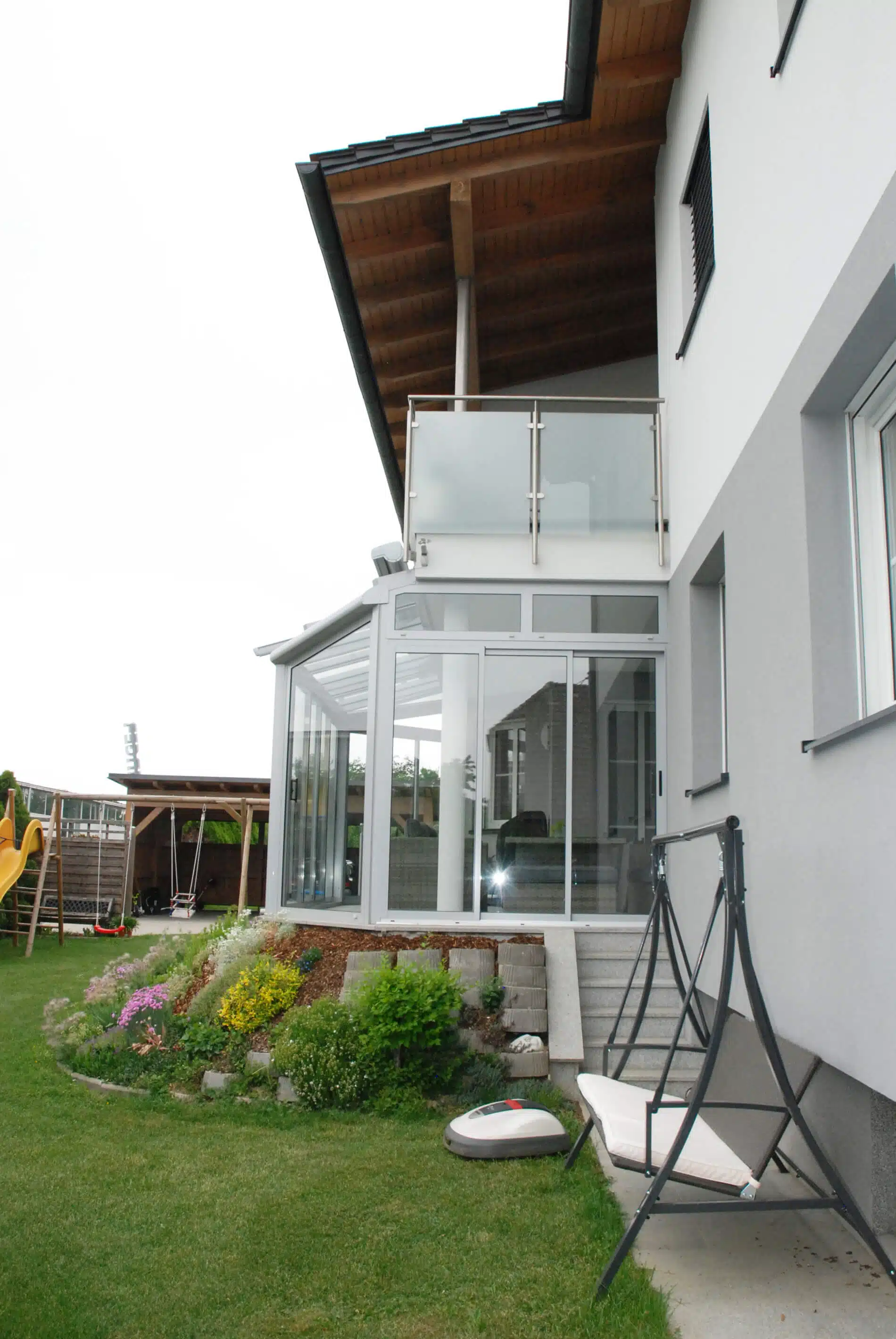 Wintergarten im Anschluss an einen Balkon