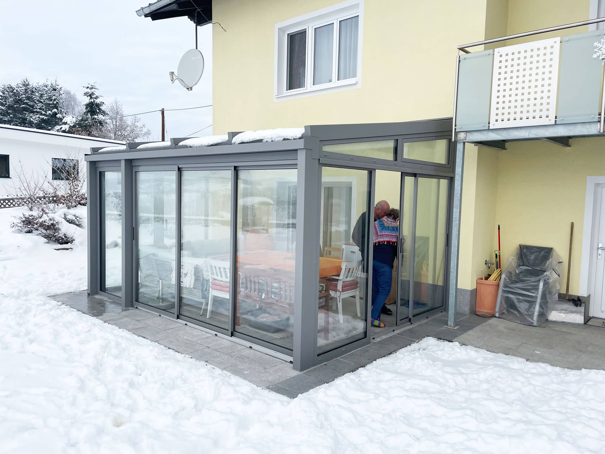 Wintergarten in Alu in RAL 9007 mit Schiebeelementen