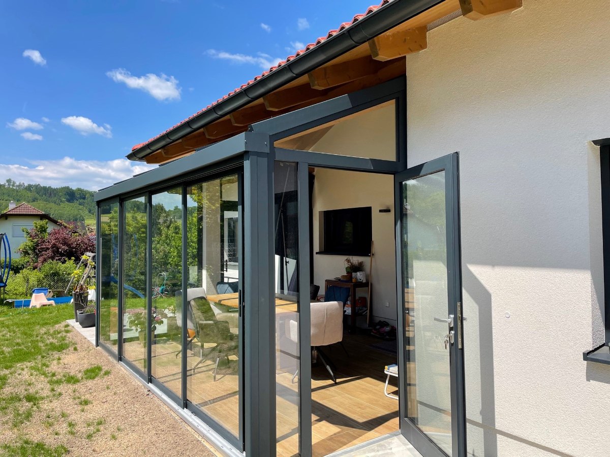Wintergarten in Anthrazit RAL 7016 in Katsdorf im Bezirk Perg, Aluminium mit Glasschiebetüren, montiert von Fenster-Schmidinger