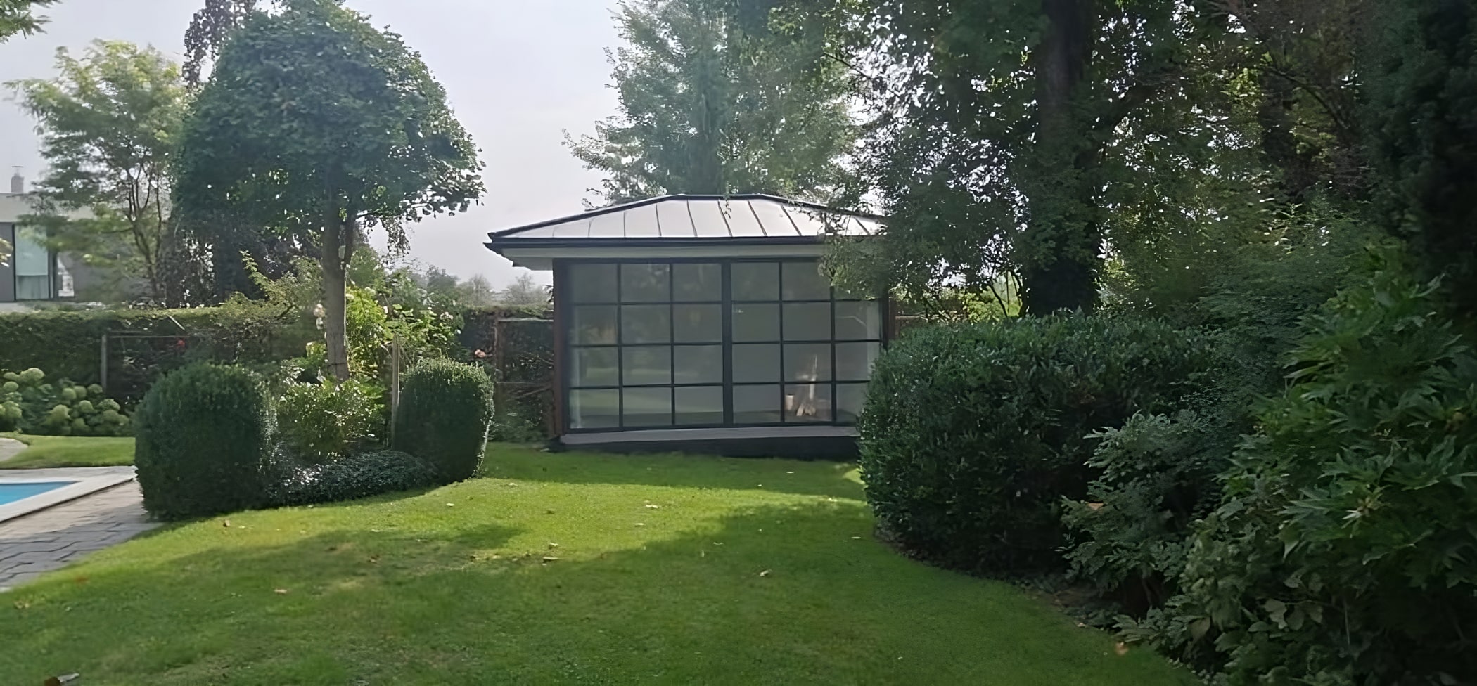 Wintergarten mit festem Dach und Glasschiebetüren