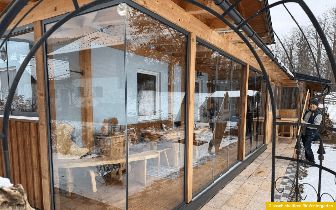 Wintergarten mit Glasschiebetüren aus Sicherheitsglas für hohe und niedrige Bauhöhen langlebig und robust.