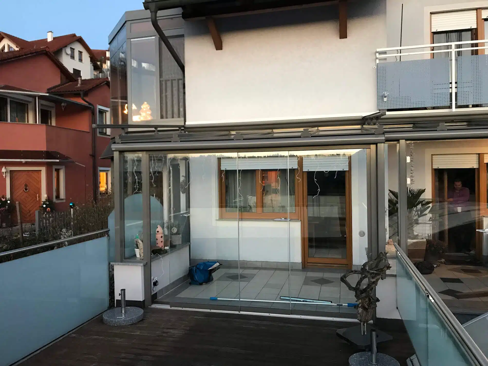 Wintergarten mit Glasschiebewand für Terrasse als Windschutz